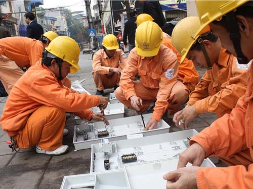Choáng với lương gần 30 triệu đồng của cán bộ văn phòng EVN